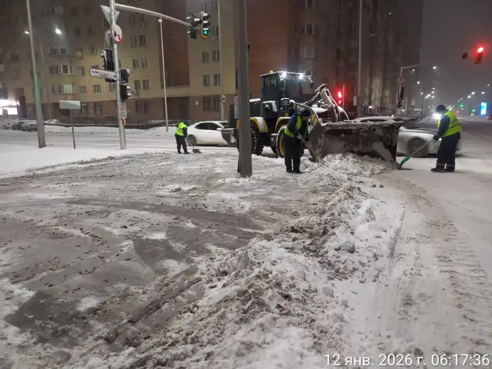 Более 3 000 дорожных рабочих и около 2 000 единиц спецтехники заняты в снегоуборочных работах в Астане (6)