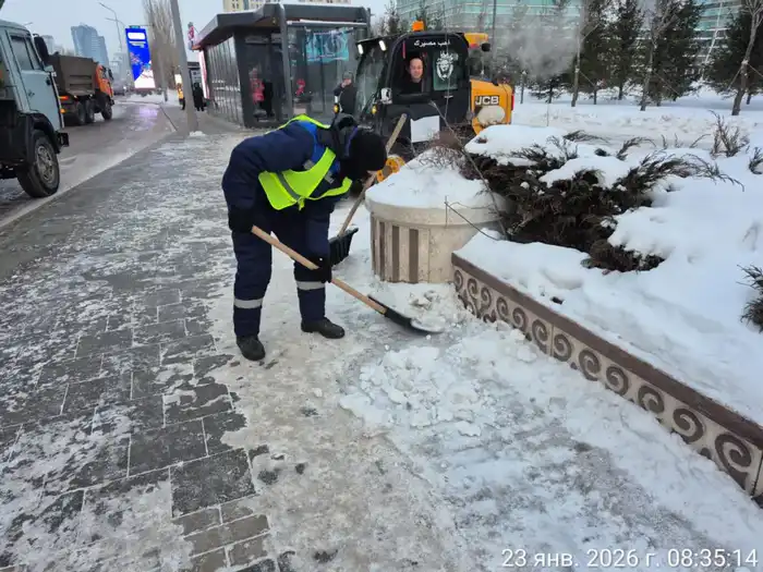 В борьбе со снегом в Астане задействовано более 1300 единиц спецтехники (2)