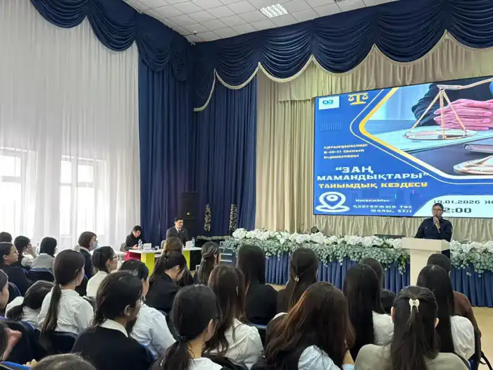 «Закон и порядок»: в столичной школе прошло познавательное мероприятие на тему «Юридические специальности» (4)