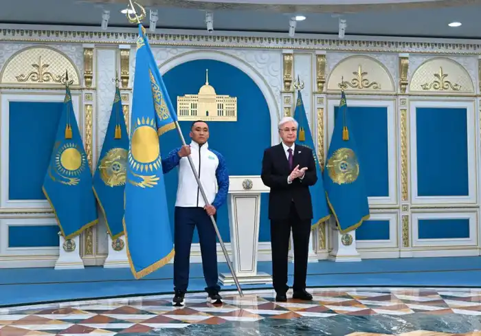 Президент вручил Государственный флаг знаменосцам олимпийской и паралимпийской команд Казахстана (2)