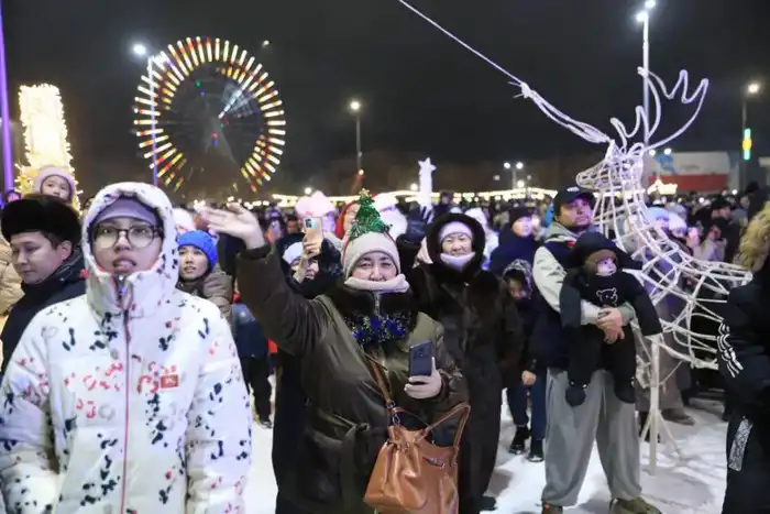 Актюбинцы массово и ярко встретили Новый год на главной площади города (5)