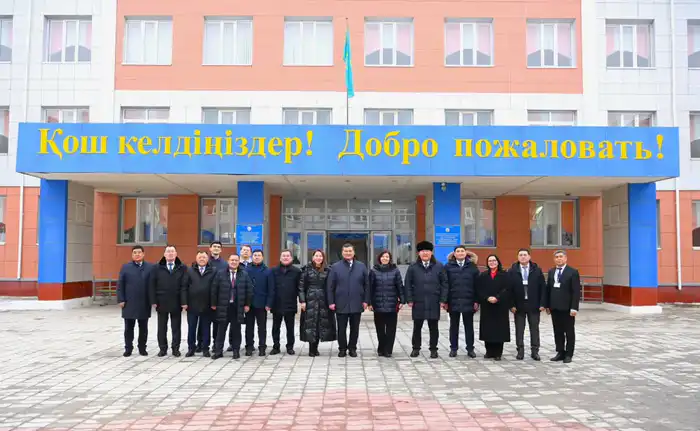 Ознакомились с материальной базой школы-лицея города Байконур (4)