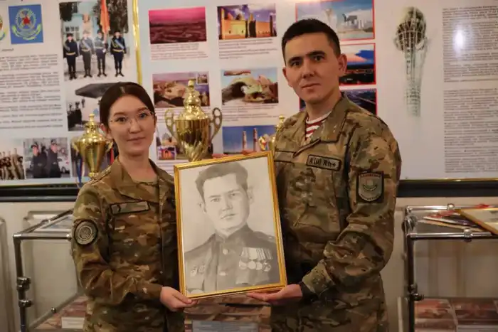 Военнослужащий нарисовал портреты для музея Национальной гвардии (4)