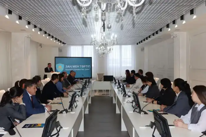 «Закон и порядок»: борьбу с правонарушениями в обществе обсудили за круглым столом в столичном вузе (7)