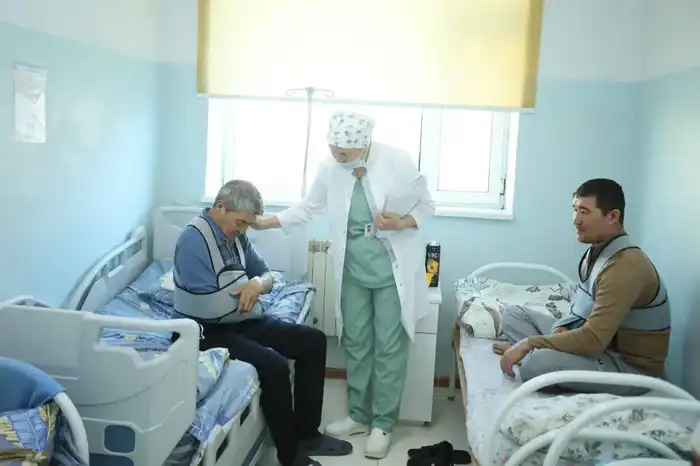 Аким Мангистауской области ознакомился с состоянием пострадавших в дорожно-транспортном происшествии в Бейнеуском районе (5)