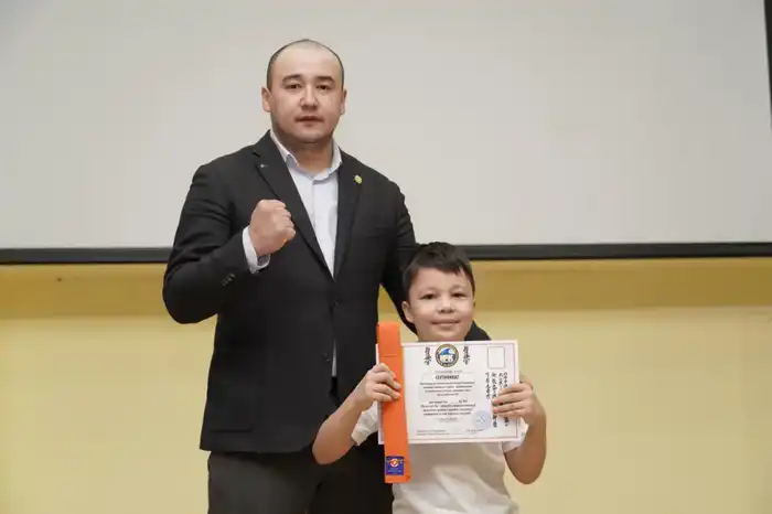 Церемонию вручения поясов юным каратистам провели в столичной школе (3)