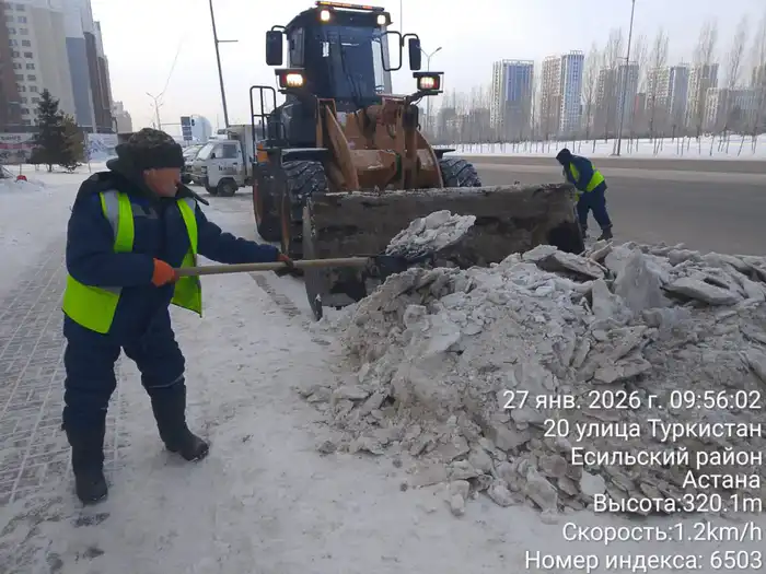 Более 1 100 единиц спецтехники задействовано в снегоуборочных работах в Астане (4)