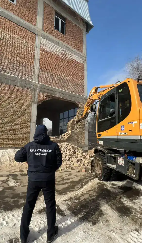 Крупный незаконный объект в Алматы сносят по решению суда (2)