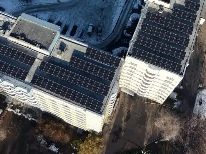 На крыше учебных корпусов КазНУ установлены солнечные панели (3)