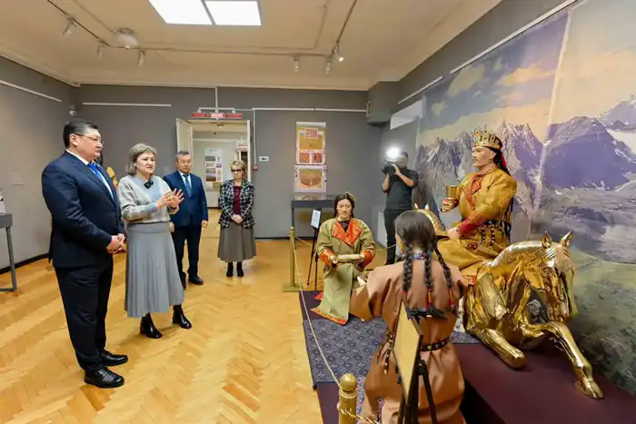 Аким области посетил выставку «Ұлы дала қазынасы» (6)