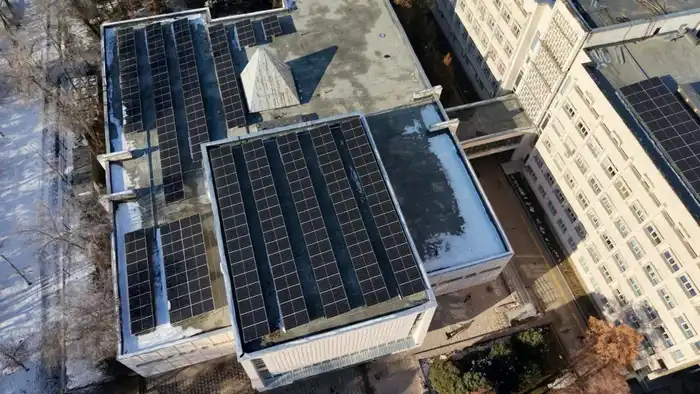 На крыше учебных корпусов КазНУ установлены солнечные панели (8)