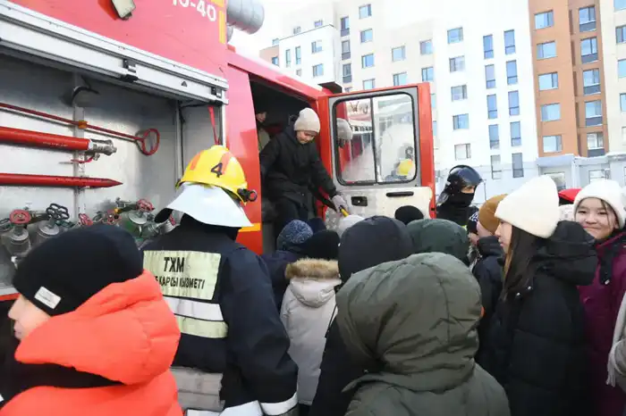 «Закон и порядок»: как не попасть в ловушку мошенников и что делать при ЧС, рассказали столичным школьникам (9)