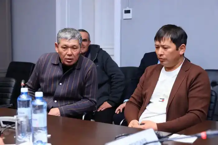 Проблемы ЖКХ и получения земли обсудили на приёме жители с Ермаганбетом Булекпаевым (7)