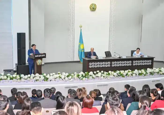 Дархан Жазыкбай обсудил развитие госслужбы с сотрудниками министерств транспорта, промышленности и строительства РК (3)