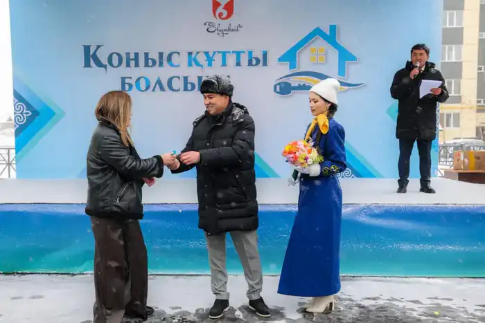 В ШЫМКЕНТЕ 46 СЕМЕЙ ПОЛУЧИЛИ КЛЮЧИ ОТ НОВЫХ КВАРТИР (7)