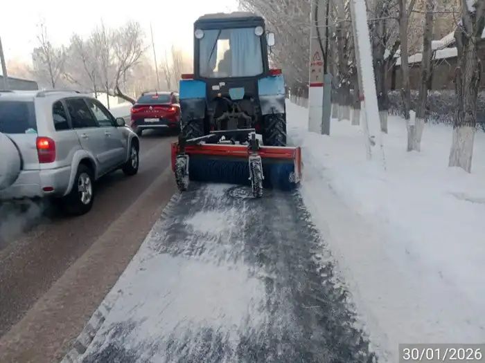 Более 1 100 единиц спецтехники вывели на уборку снега в Астане (5)