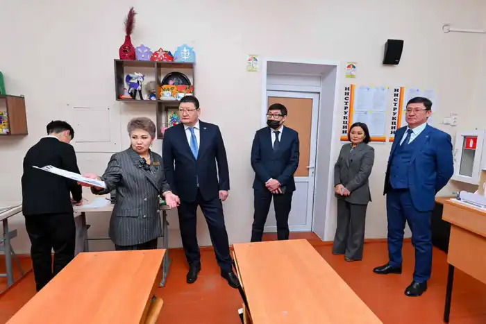 Аким области посетил гимназию №6 в Семее (7)