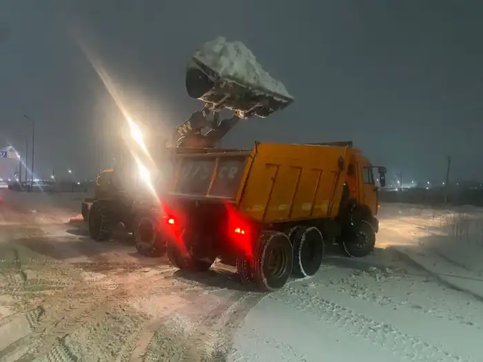 Более 3 000 дорожных рабочих и около 2 000 единиц спецтехники заняты в снегоуборочных работах в Астане (5)