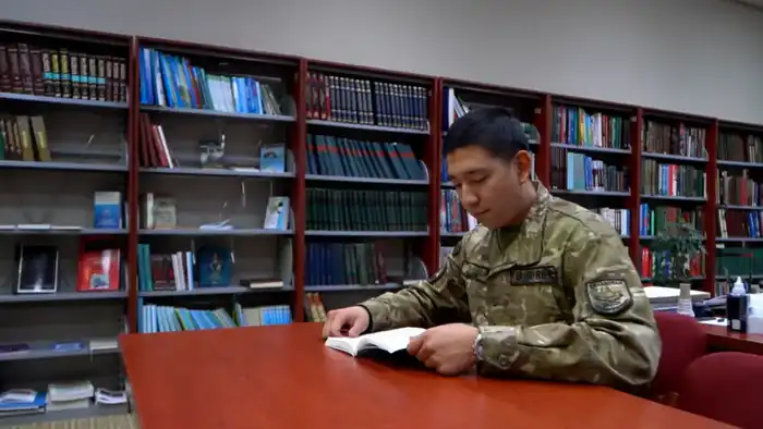 В Национальном университете обороны служит солдат-полиглот (3)