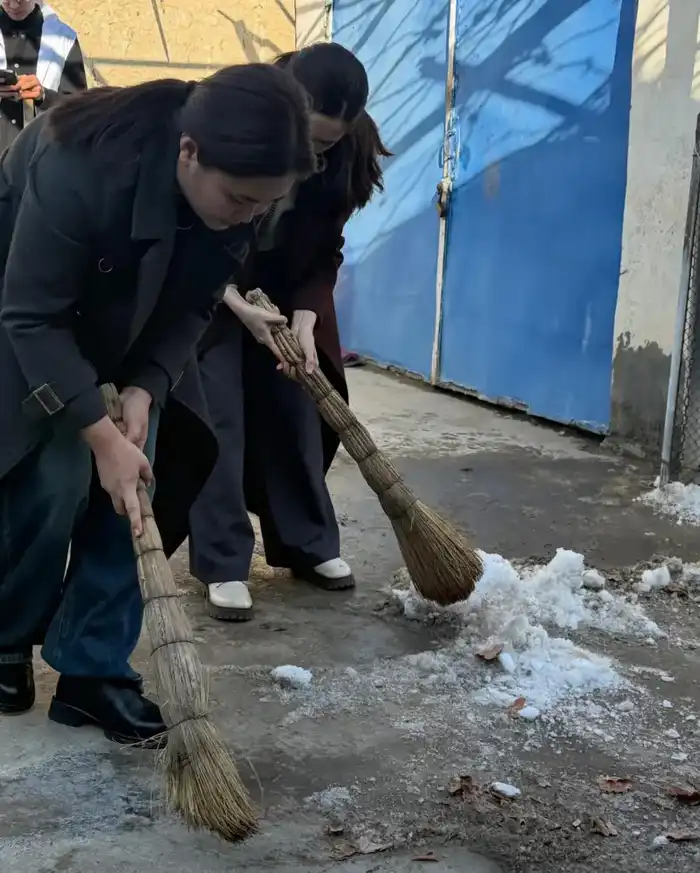 В ТУРКЕСТАНЕ В РАМКАХ ПРОГРАММЫ "ТАЗА ҚАЗАҚСТАН" ОКАЗАНА ПОМОЩЬ ОДИНОКИМ ПОЖИЛЫМ ЛЮДЯМ (2)