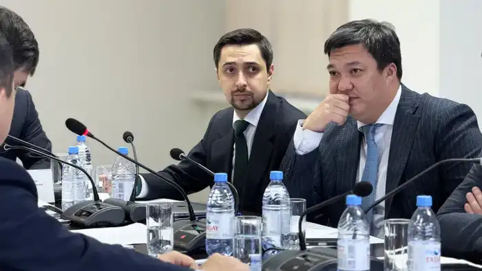 В рамках реализации поручений Главы государства и мероприятий Года цифровизации и IT Заместитель Премьер-министра — министр искусственного интеллекта и цифрового развития Жаслан Мадиев провел рабочее совещание, посвященное цифровой трансформации системы здравоохранения (2)