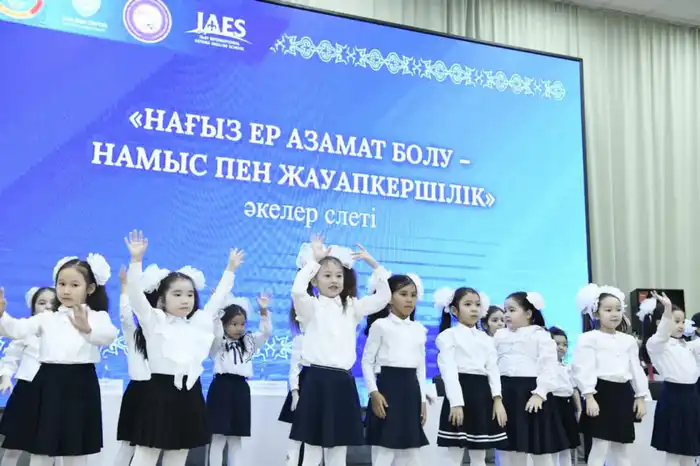 «Быть настоящим мужчиной - честь и ответственность»: в Астане прошел слет отцов (6)