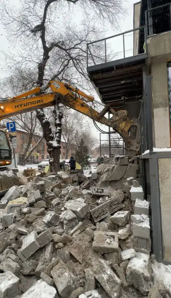 В Алматы снесли очередную незаконную пристройку к многоквартирному жилому дому (2)