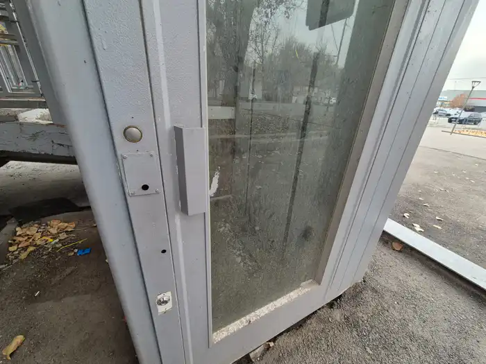 Грязные двери лифта на надземном переходе в Алматы