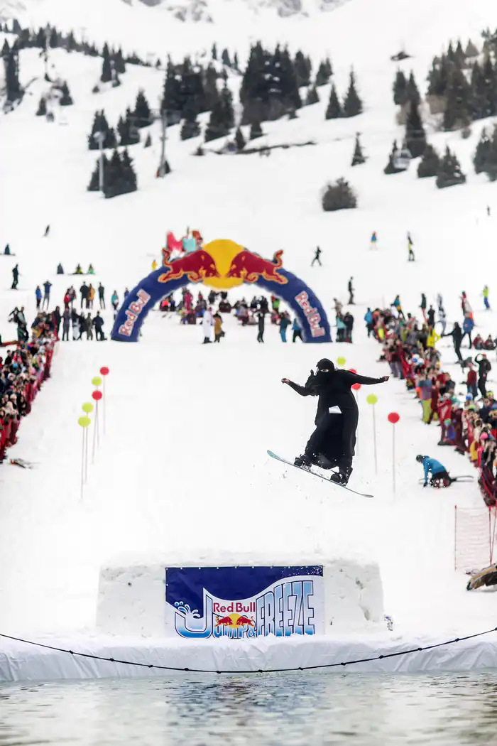 Зимнее шоу Red Bull Jump & Freeze 2026 в Алматы