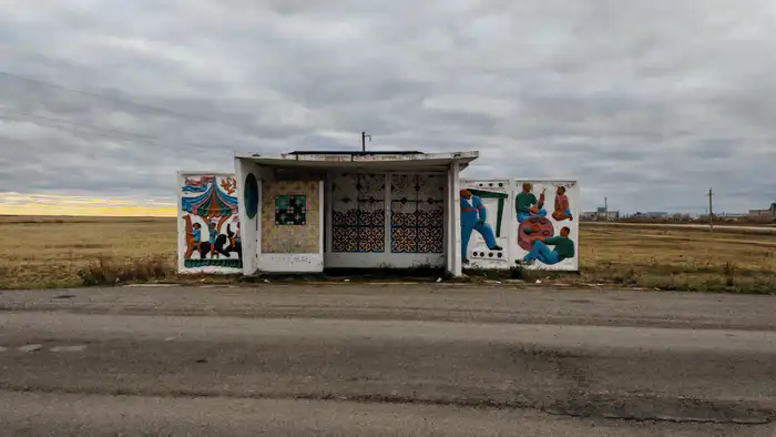 Остановка с барельефом в районе села Жаксы, Акмолинская область