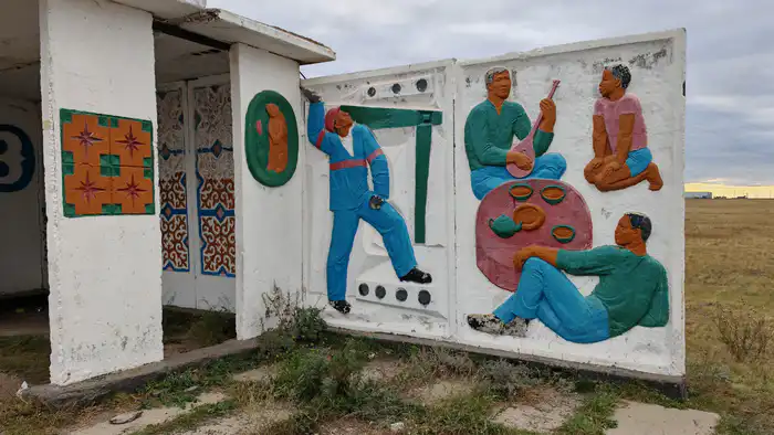 Барельеф с сидящими за дастарханом. Остановка в районе села&nbsp;Жаксы, Акмолинская область