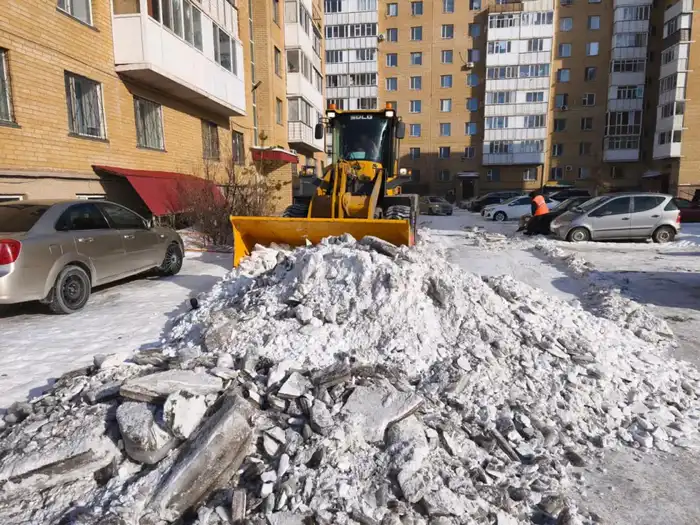 Более 3 100 дорожных рабочих задействовано в снегоуборочных работах в Астане (7)