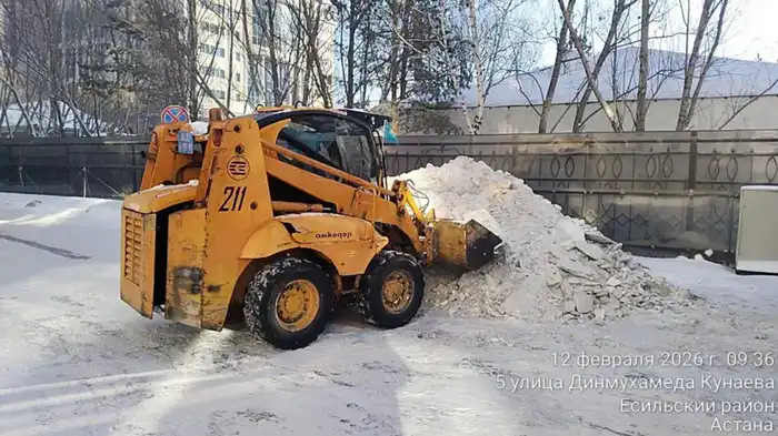 Около двух тысяч единиц спецтехники задействованы в снегоуборочных работах в Астане (9)