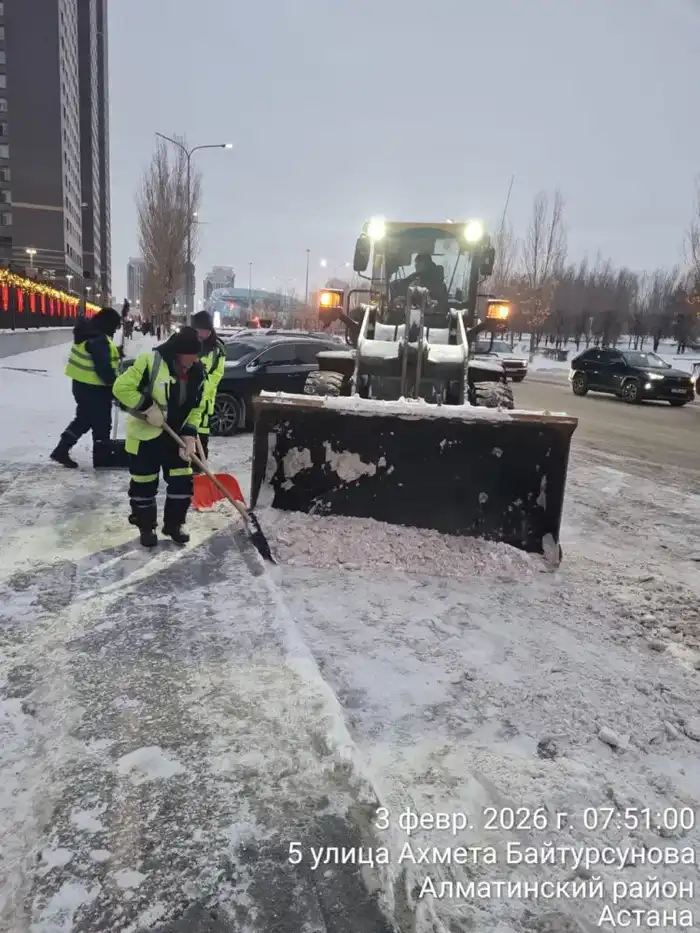 Более 3 000 дорожных рабочих и 1 600 единиц спецтехники заняты в снегоуборочных работах в Астане (2)