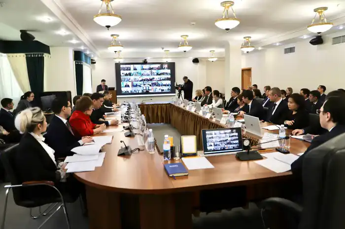 А. Ертаев провел совещание по обсуждению ключевых изменений в проект новой Конституции РК (2)