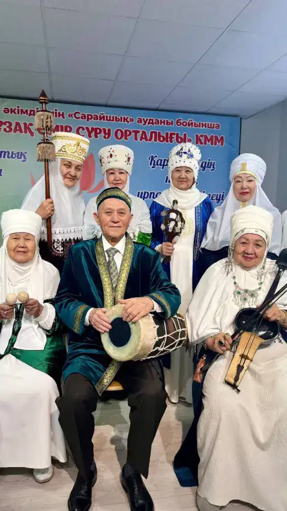В Астане 80-летние бабушки учатся играть на национальных инструментах (4)