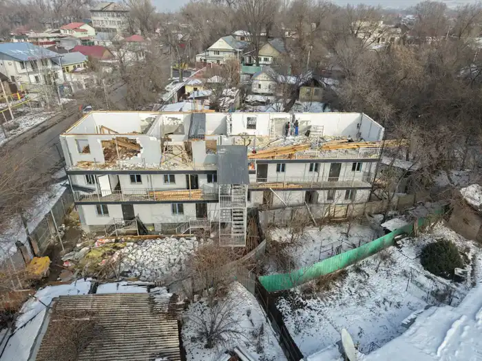 В Алматы этаж жилого дома снесли по решению суда (2)