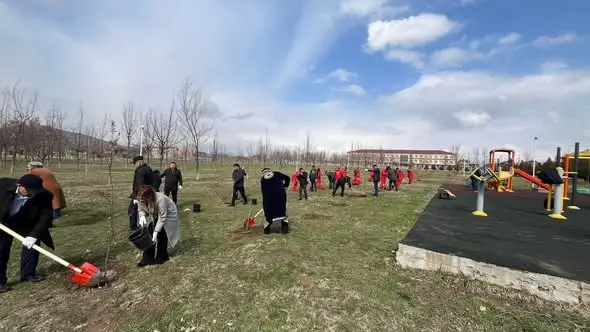 "ТАЗА ҚАЗАҚСТАН": НА СУББОТНИКЕ В ТЮЛЬКУБАСЕ ПРИНЯЛИ УЧАСТИЕ ОКОЛО 500 ЖИТЕЛЕЙ (4)