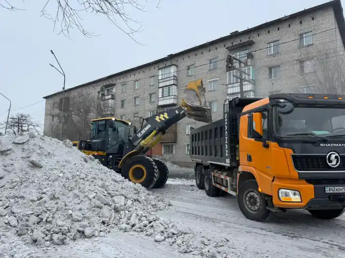 В области Абай на постоянной основе проводятся работы по уборке и вывозу снега (7)