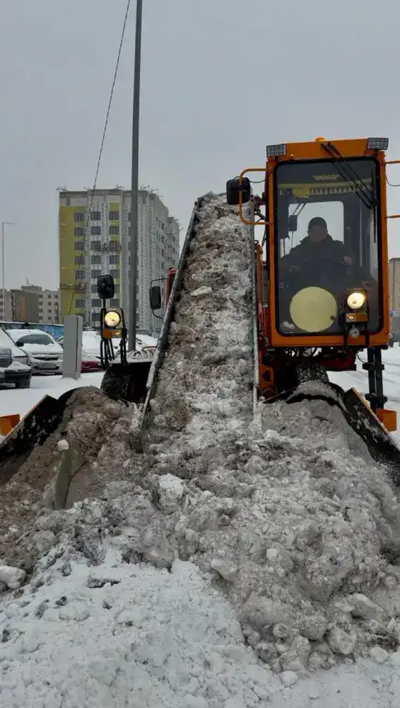Более 1 700 единиц спецтехники задействованы в уборке снега в Астане (5)