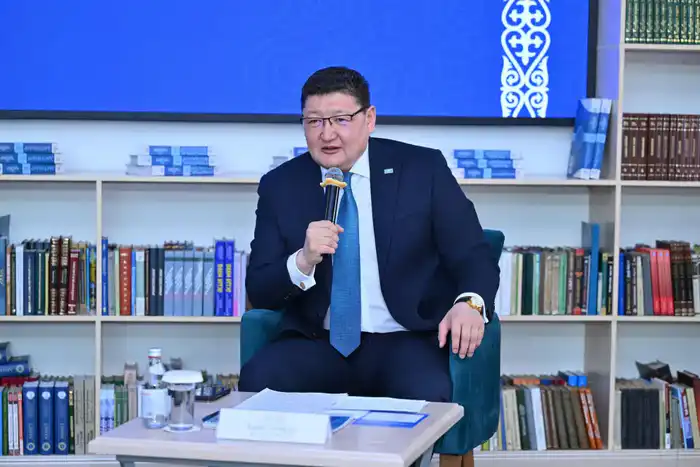 Аким области встретился с местными поэтами и писателями (7)