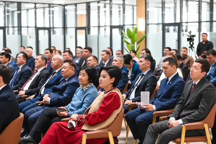 Состоялась встреча экспертов на тему: «Народная Конституция - сильное государство» (10)