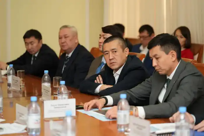 Министр энергетики обсудил с экспертами стратегию развития ТЭК и реформу топливного рынка (6)