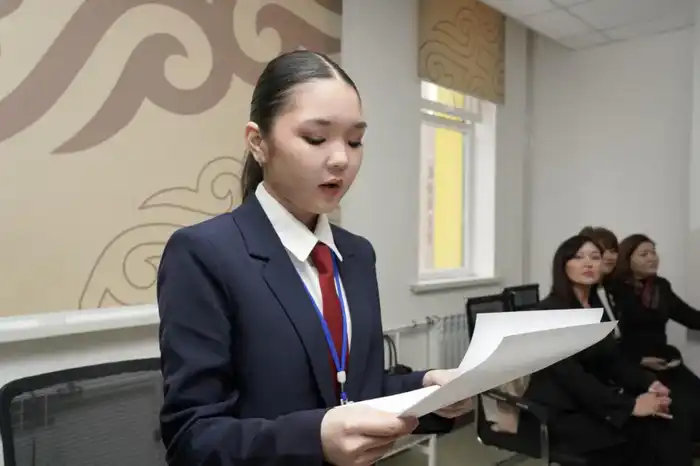 «Закон и порядок»: столичным школьникам показали работу адвокатов на деле (7)