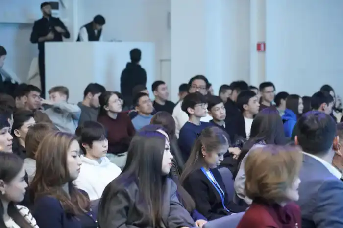 «Закон и порядок»: звезды команды КВН «Астана» рассказали студентам о вреде наркотиков (10)