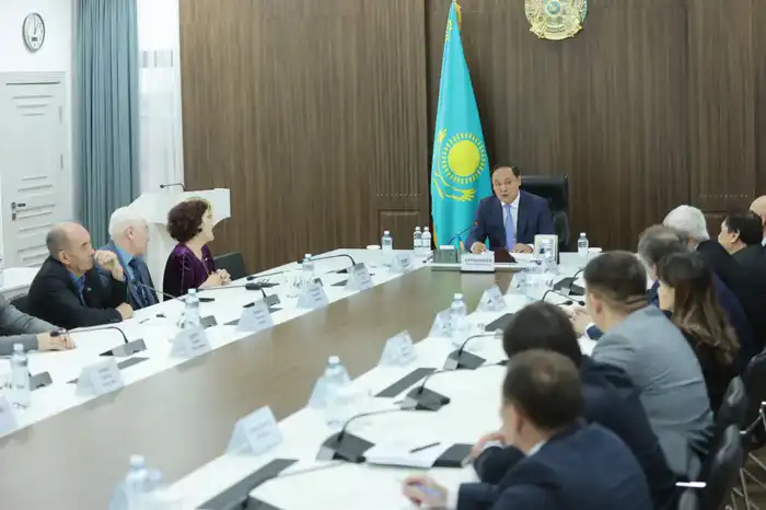 Ербол Карашукеев встретился с представителями творческой интеллигенции (8)