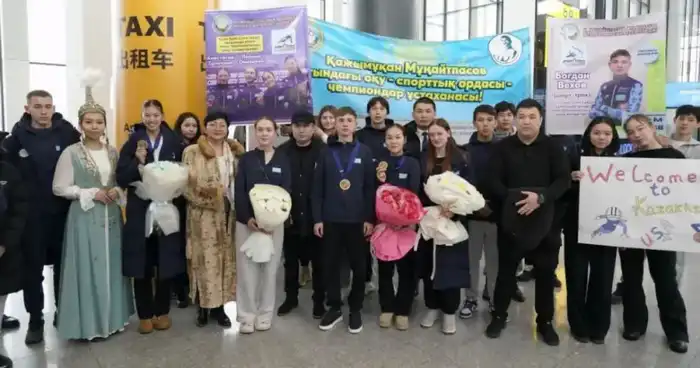 В столичном аэропорту болельщики торжественно встретили спортсменов, вернувшихся с чемпионата мира (3)