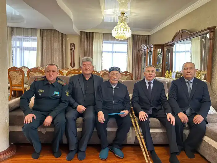 Военнослужащие Алматинского гарнизона поздравили фронтовика Солтанбая Жарыкбасова со 101-летием (2)