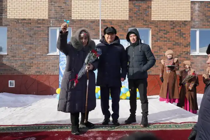 Ключи от новых квартир вручили жителям г. Макинска (3)