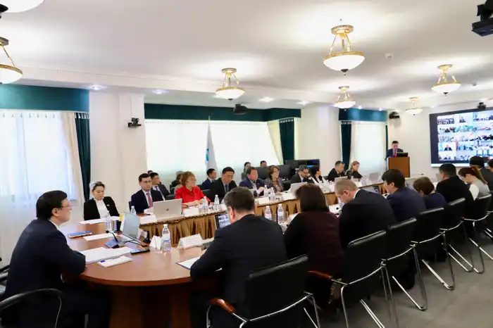А. Ертаев провел совещание по обсуждению ключевых изменений в проект новой Конституции РК (3)